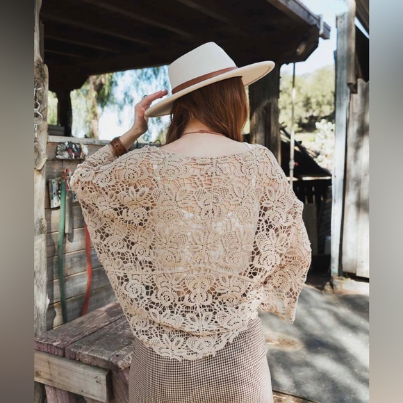 Crochet Floral Petal Kimono Wrap with Sleeves- OS NWT- Boho chic- Taupe - Picture 3 of 4